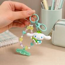 MINISO Sanrio Cinnamoroll 薄荷綠花朵串珠腕帶鑰匙圈，可愛角色迷你公仔包飾吊飾，附亮片珠飾手鍊、綠色夾扣掛鉤與角色吊牌，背包錢包配件，返校禮物 - 樣式 4 - 查看 1
