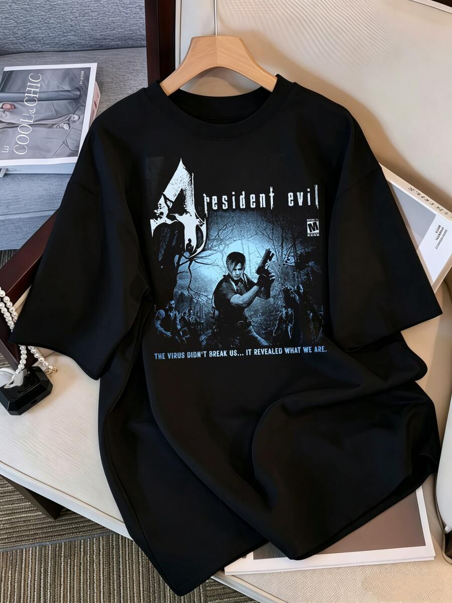 Vintage Grafik-T-Shirt 4 Forest Leon Zombie, Blautöne, im Stil eines Spielposters, für Männer und Frauen, Retro, Klassisch, Horror, Y2K, Otaku, Kurzarm. - Schwarz - Übersicht 1