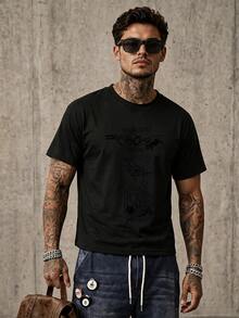 Fliegender Engel greift nach Licht w?hrend zwei H?nde die Verg?nglichkeit des Lebens symbolisieren Herren TShirt Casual Rundhals Baumwolle - Schwarz - Übersicht 1