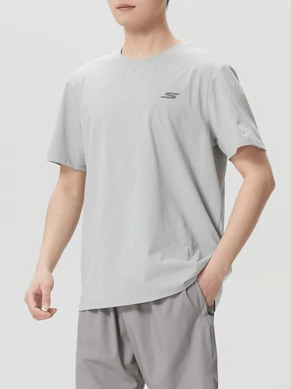 Skechers Camiseta Masculina de Secagem Rápida com Ajuste Solto, Gola Redonda e Manga Curta, Top Esportivo Versátil para Corrida e Deslocamento - Cinza - Visão 1