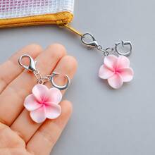 Un colgante de llavero realista de Bauhinia, Frangipani y Flor de Cerezo con 26 letras inglesas que representan las iniciales A-Z. Este llavero de flor de cinco pétalos con degradado es un accesorio lindo adecuado para adornos de cremallera de bolsos y decoración de llaveros de coche - Multicolor - Ver 6