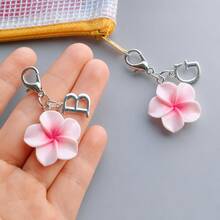 Un colgante de llavero realista de Bauhinia, Frangipani y Flor de Cerezo con 26 letras inglesas que representan las iniciales A-Z. Este llavero de flor de cinco pétalos con degradado es un accesorio lindo adecuado para adornos de cremallera de bolsos y decoración de llaveros de coche - Multicolor - Ver 5