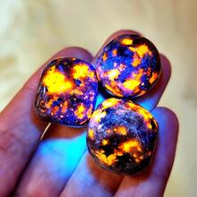 Natural Yooperlite Flame Stone Raw Rough Tumbled Palm Stone Chips Gravel UV Fluorescent Fire Rock Mineral Specimen Aquarium Vase Filling Desktop Decor - Multicolor - View 2