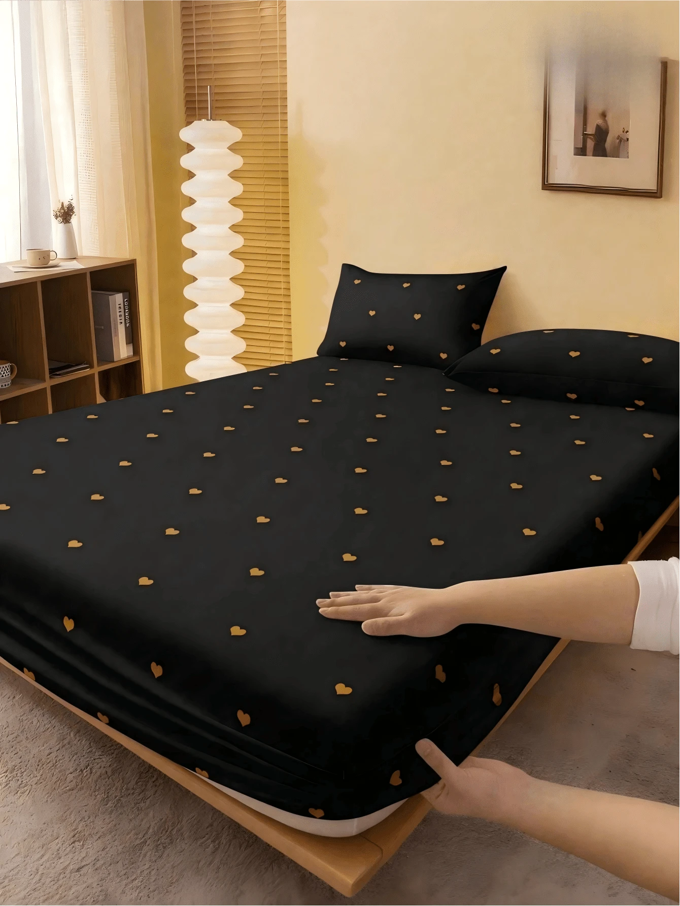 3-Piece Black & Gold Heart Pattern Bedding Set (No Filling), Skin-Friendly Comfortable Breathable Brushed Microfiber 1 Mattress Cover + 2 Pillowcases, Suitable For King/Queen/Full/Twin Sizes - Black - View 1