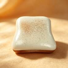 1个黄油吐司王，草莓奶油味、抹茶味吐司面包，质地厚实柔软蓬松，触感如云朵棉花糖般丝滑，可舒缓压力，是生日、毕业、母亲节、婚礼的理想礼物。 - 彩色 - 查看 11