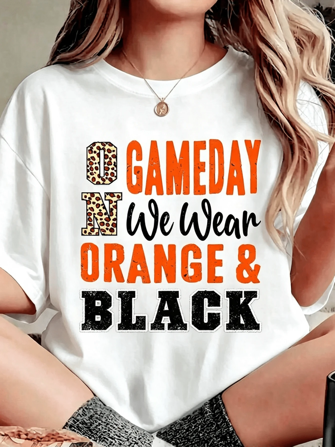 On Gameday We Wear Orange And Black School Spirit-Shirt. Casual Crew Neck Short Sleeved Summer Top Round Neck Art Summer Top Art-Shirt Women - 白色 - 查看 1