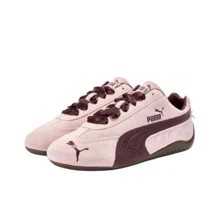 Sepatu PUMA Speedcat wanita berbahan kulit belah dengan pita romantis dan desain ujung sepatu T-toe bergaya balap. Nyaman dipakai, gaya kasual, warna merah muda mawar. - Berwarna merah muda - View 3