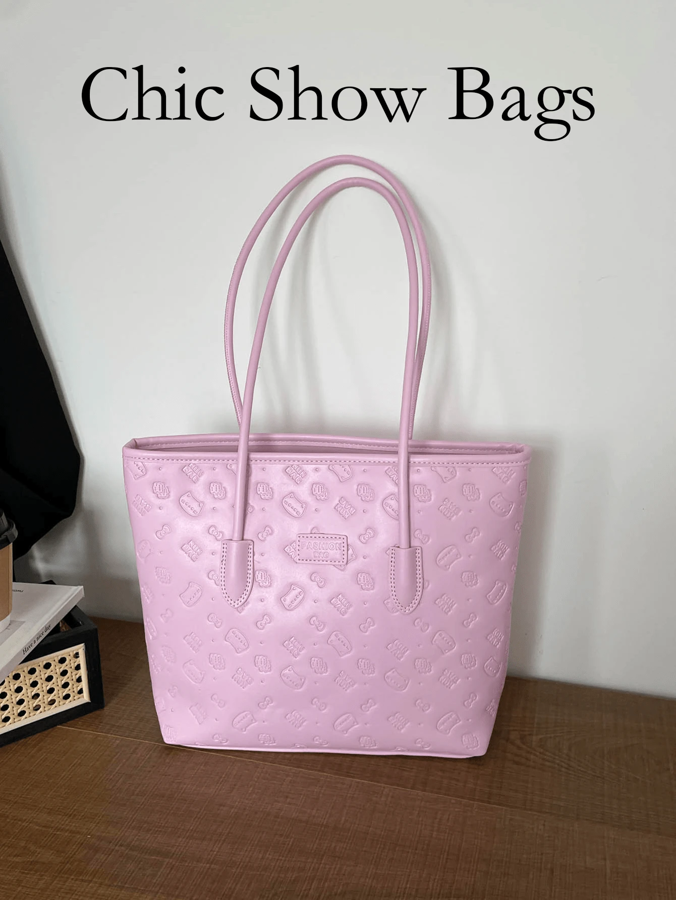 女款肩背托特包，壓紋卡通圖案，長細手柄與標籤裝飾，極簡日常通勤購物包，適合春夏使用