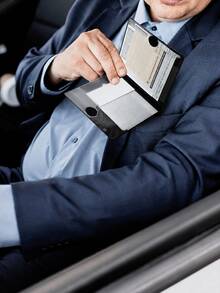 Titular de tarjeta de registro y de coche de PU negro duradero con patrón de coche dorado, diseño de múltiples ranuras adecuado para licencia de conducir, documentos del vehículo y papeles de motocicleta, accesorio de moda - Cartera tarjetero - Ver 4