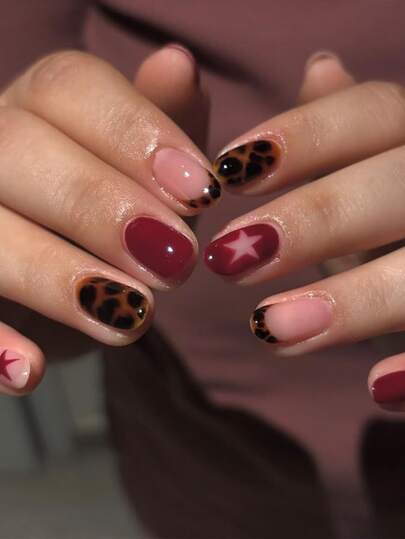 24 pièces Ongles à coller rouges avec motif pentagramme, faux ongles courts craquelés de forme ovale, ensemble de manucure comprenant 1 pièce feuille de languettes adhésives et 1 pièce lime à ongles, convient pour un port quotidien