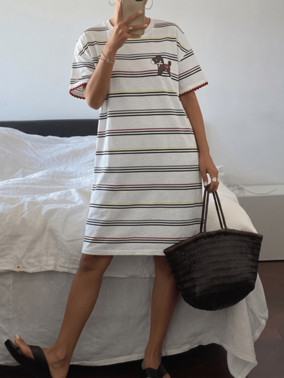 1件女款睡裙，極簡條紋可愛小馬圖案印花套頭短袖居家服洋裝，適合春夏，易打理面料