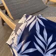 Nuevo conjunto de traje de baño de 3 piezas de estilo vacacional para mujer, con chaqueta de malla de cintura alta con estampado de hoja de arce, bikini triangular y prendas de vestir que estilizan la figura - Azul - Ver 7