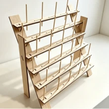 Estante de almacenamiento de carretes de madera, organizador de hilo, soporte para carretes de hilo de coser, estante de almacenamiento de núcleos de hilo, adecuado para costura, acolchado, bordado y tejido (incluye 30 clavijas de madera) - Bohemio - Ver 5