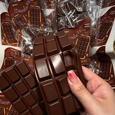1 pieza Juguete antiestrés de chocolate oscuro simulado de rebote lento, TPR marrón mate, juguete para apretar y aliviar el estrés, decoración de escritorio, adorno de escritorio para alivio de la ansiedad diaria, regalo para fans de conciertos, accesorio de escritorio a juego con lightstick, colgante para carpeta de fotocard