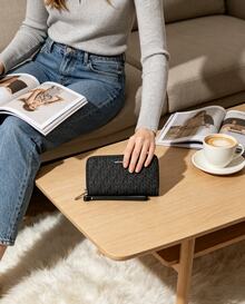 Michael Kors Dompet Ponsel Logo Khas Jet Set Ukuran Besar, Tas Pergelangan Tangan Kulit, Dompet Koin Modis, Cocok untuk Berbelanja, Dompet Hadiah untuk Wanita - Hitam - View 4