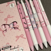 16支裝粉色蝴蝶結可伸縮圓珠筆套組，順滑書寫，黑色墨水，人體工學設計，舒適握感，中字筆尖，可愛文具必備，適合筆記與書寫，理想的辦公與學校用品，生日、聖誕節、萬聖節、情人節、新年、朋友禮物與復活節禮物！ - 套裝 - 查看 7