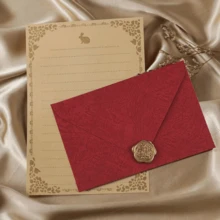 Bộ văn phòng phẩm chắc chắn và bền bỉ này bao gồm một phong bì màu đỏ tía, một tờ giấy viết thư họa tiết thỏ và một con dấu sáp. Phong bì vải lanh dày dặn rất phù hợp để viết thư tay tình yêu, thiệp chúc mừng sinh nhật và các loại thư từ tinh tế khác. Bộ thiệp ngày lễ này là một món quà tuyệt vời dành cho gia đình, bạn bè và người thân yêu. Chúng tôi cung cấp nhiều loại thiệp ngày lễ để phù hợp với sở thích của bạn. - A - Xem 14