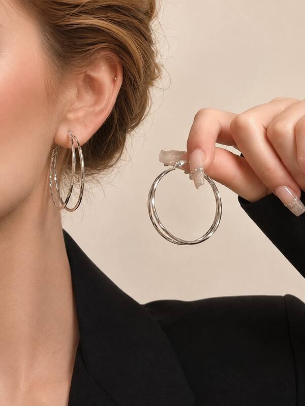 1 paire de boucles d'oreilles créoles argentées à double couche pour femmes, bijoux d'oreilles minimalistes à grand cercle torsadé, boucles d'oreilles créoles classiques à clip sans perçage, accessoires polyvalents convenant pour le quotidien, le travail et les fêtes, boucles d'oreilles personnalisées à texture métallique à la mode, cadeau pour femmes