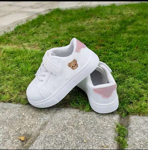 Tenis blanco para niñas con estampado de osito, detalle en talón color rosa