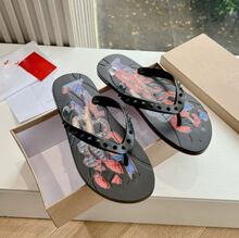 CL"Classic Retro 3D Riveted Red-Bottom Flip-Flops, Couple Beach Flat Toe Sandals, Casual Slip-Resistant Comfortable Flip-Flops - 黑色彩繪 - 查看 3