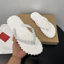 CL"Classic Retro 3D Riveted Red-Bottom Flip-Flops, Couple Beach Flat Toe Sandals, Casual Slip-Resistant Comfortable Flip-Flops - 白色雙釘 - 查看 5