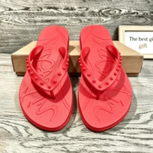 CL"Classic Retro 3D Riveted Red-Bottom Flip-Flops, Couple Beach Flat Toe Sandals, Casual Slip-Resistant Comfortable Flip-Flops - 紅色半釘 - 查看 3