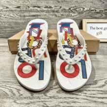 CL"Classic Retro 3D Riveted Red-Bottom Flip-Flops, Couple Beach Flat Toe Sandals, Casual Slip-Resistant Comfortable Flip-Flops - 白色彩繪 - 查看 2
