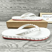 CL"Classic Retro 3D Riveted Red-Bottom Flip-Flops, Couple Beach Flat Toe Sandals, Casual Slip-Resistant Comfortable Flip-Flops - 白色雙釘 - 查看 3