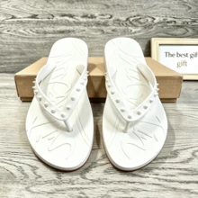 CL"Classic Retro 3D Riveted Red-Bottom Flip-Flops, Couple Beach Flat Toe Sandals, Casual Slip-Resistant Comfortable Flip-Flops - 白色半釘 - 查看 3