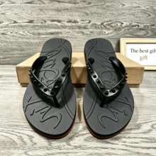 CL"Classic Retro 3D Riveted Red-Bottom Flip-Flops, Couple Beach Flat Toe Sandals, Casual Slip-Resistant Comfortable Flip-Flops - 黑色半釘 - 查看 3