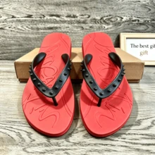 CL"Classic Retro 3D Riveted Red-Bottom Flip-Flops, Couple Beach Flat Toe Sandals, Casual Slip-Resistant Comfortable Flip-Flops - 黑紅半釘 - 查看 3