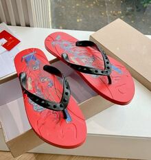 CL"Classic Retro 3D Riveted Red-Bottom Flip-Flops, Couple Beach Flat Toe Sandals, Casual Slip-Resistant Comfortable Flip-Flops - 紅色彩繪 - 查看 4