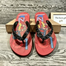 CL"Classic Retro 3D Riveted Red-Bottom Flip-Flops, Couple Beach Flat Toe Sandals, Casual Slip-Resistant Comfortable Flip-Flops - 紅色彩繪 - 查看 2