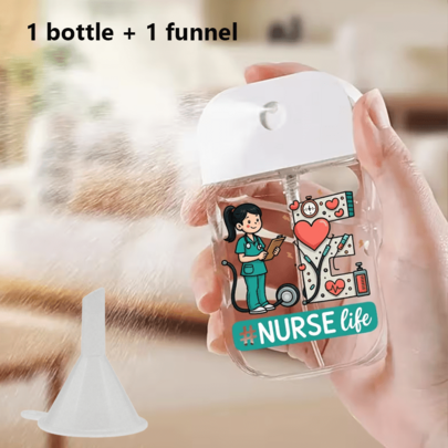 [Botella de spray con tema de enfermería] Mini botella de spray decorada con estetoscopio y símbolos relacionados - Diseño lindo con tema "Vida de enfermera" (#NurseLife); material de plástico, Body de botella rectangular con asa y tapa - Compañero de viaje ideal, esencial de hospital, también un regalo práctico para estudiantes de enfermería y un regalo atento para el "Día de la Enfermera" - Multifuncional, especialmente adecuado para el cuidado del cabello.