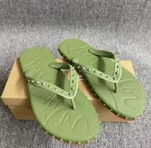 CL"Classic Retro 3D Riveted Red-Bottom Flip-Flops, Couple Beach Flat Toe Sandals, Casual Slip-Resistant Comfortable Flip-Flops - 深綠色 - 查看 4