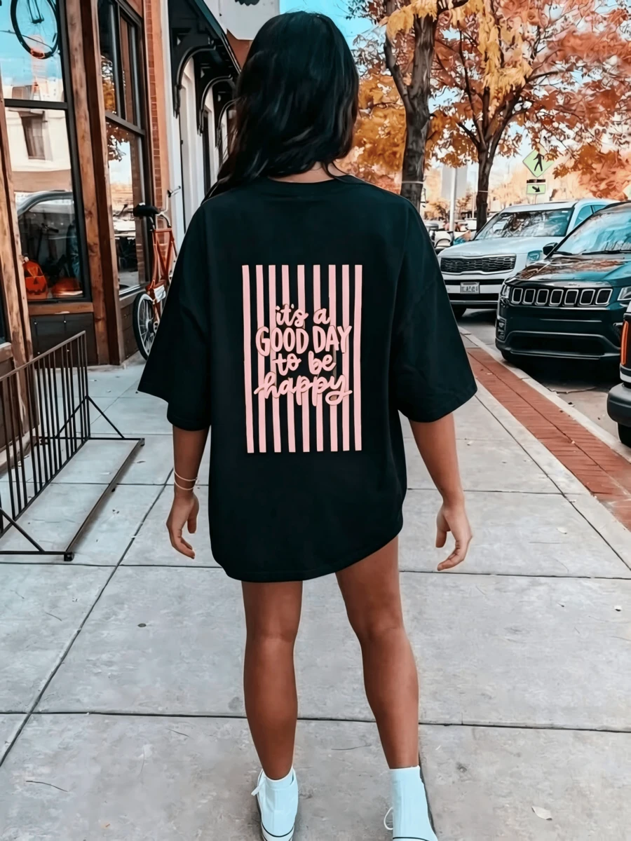 Damen T-Shirt mit kurzen Ärmeln und lockerem Schnitt, rosa gestreift, Rückendruck mit "It's a Good Day to Be Happy"-Slogan, einfaches Freizeit-Shirt für den Alltag