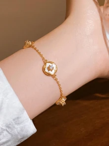 Gelang Rantai Emas Wanita dengan Liontin Bulat Bunga Enamel Putih Halus - Gelang - View 2