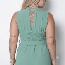 Macacão longo elegante plus size com decote em V, sem mangas e com cinto, em tecido verde, perfeito para um look de convidada. - Verde Menta - Visão 5