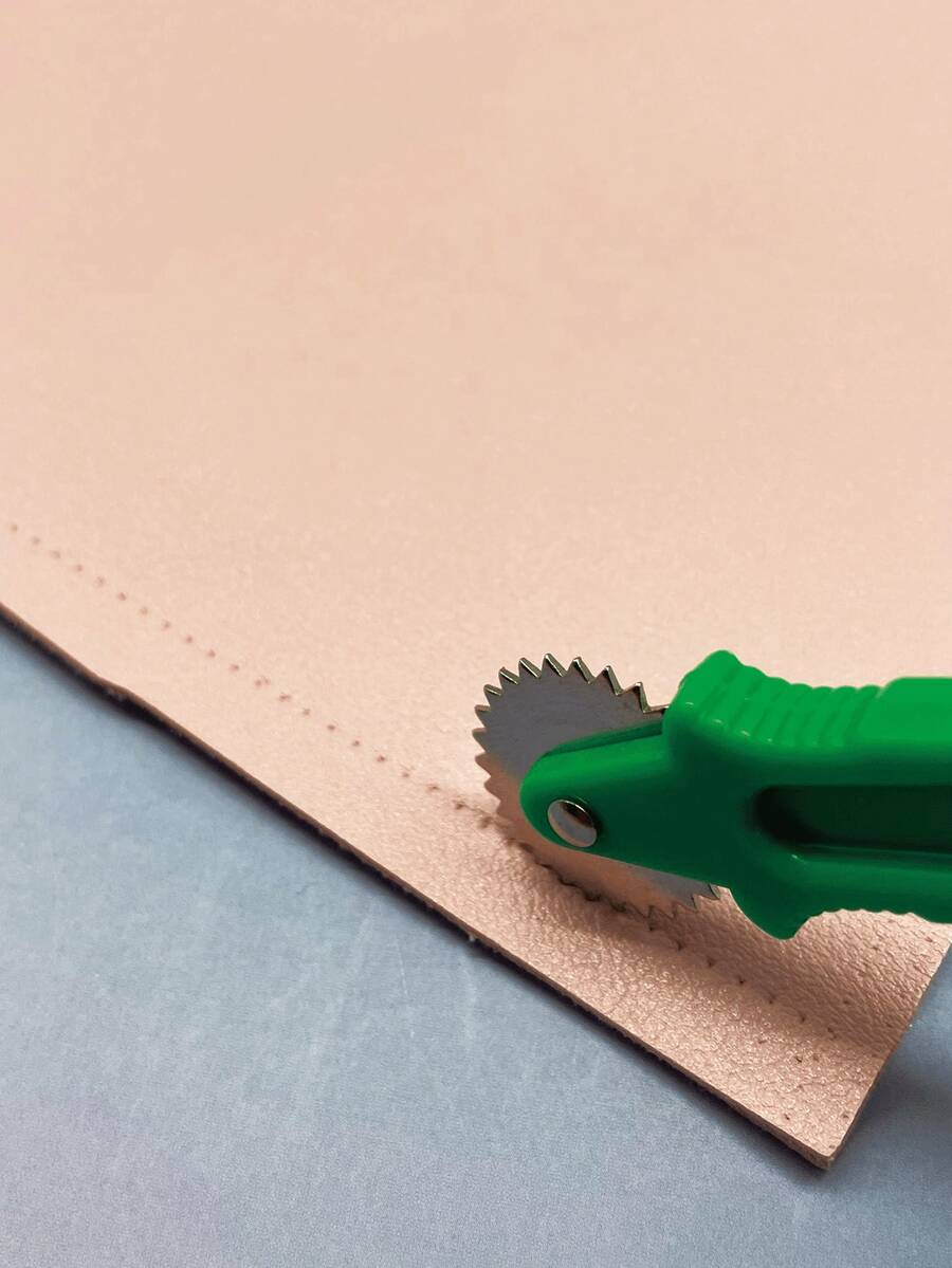 Multi-Color Metal Tracing Wheel, Available In Red, Yellow, Blue, Green, With Sturdy And Sharp Serrated Gear, Suitable For Fabric Tracing And Pattern Replication. Ideal For Beginners In Garment Making, Embroidery Creation, Apparel Processing, And Traditional Clothing Sewing, A Must-Have DIY Tool For Tailors And Sewing Enthusiasts - Flat Handle Roller - View 1