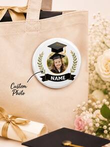 1 pieza Insignia de foto de graduación personalizada, botón redondo con nombre personalizado con diseño de birrete de graduado y laurel, recuerdo conmemorativo para jardín de infancia, preescolar - Multicolor - Ver 2