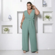 Macacão longo elegante plus size com decote em V, sem mangas e com cinto, em tecido verde, perfeito para um look de convidada. - Verde Menta - Visão 2