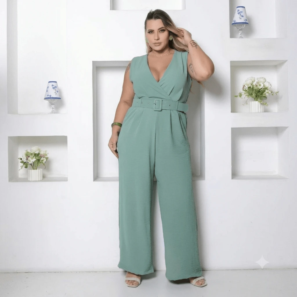Macacão longo elegante plus size com decote em V, sem mangas e com cinto, em tecido verde, perfeito para um look de convidada.