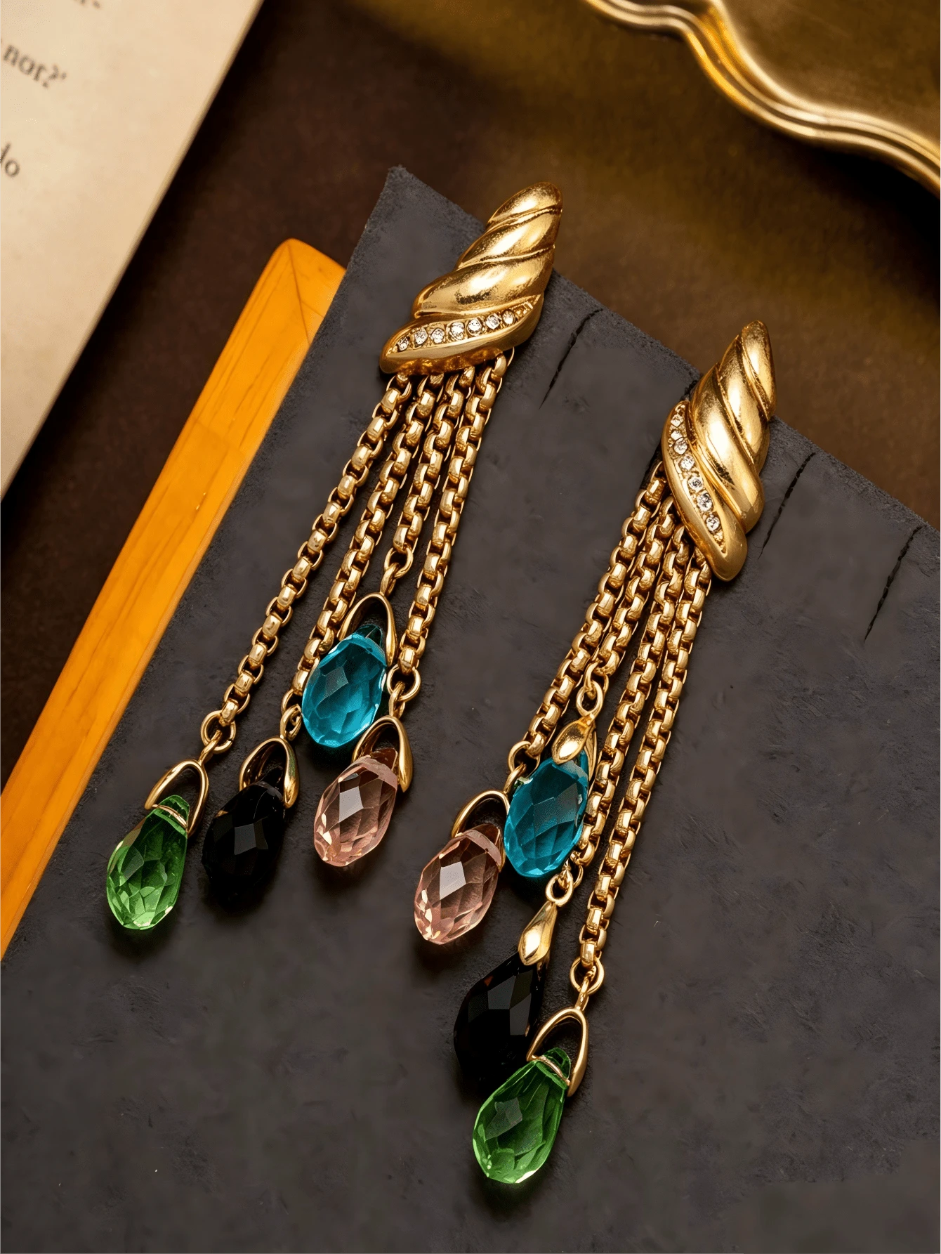Un par de pendientes de cadena larga multicapa con cristales de vidrio multicolor de estilo vacacional con un diseño ecléctico, perfecto para fiestas, un regalo para mujeres - vistoso - Ver 1
