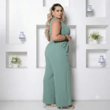 Macacão longo elegante plus size com decote em V, sem mangas e com cinto, em tecido verde, perfeito para um look de convidada. - Verde Menta - Visão 3
