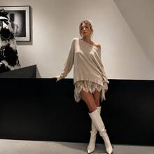 Women's Beige Lace V-Neck Pullover. Loose Fit Casual Sweater. Versatile All Seasons Top. Perfect Christmas & Halloween Gift. - 黑色 - 查看 1