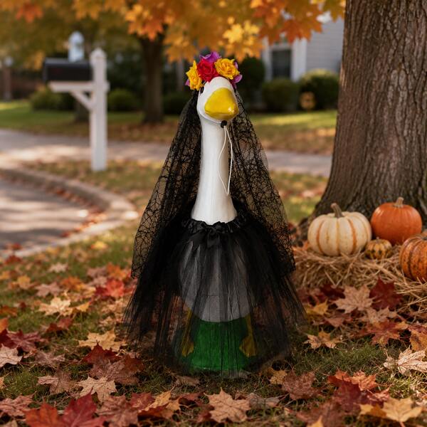 Thrilling Halloween Porch Goose Ghost Bride Costume Set, Compatible With 23 Inch Lawn Goose Sculpture Costume, Zombie Bride Style Front Door Terrace Halloween Themed Home Decoration Goose Costume, Courtyard Art Ornaments (Excluding Goose Sculpture)