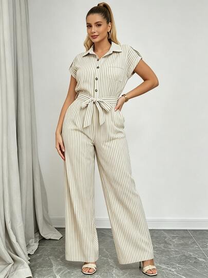Mameluco a rayas verticales con cuello camisero, mangas cortas y cinturón atado, mameluco pantalón ancho elegante