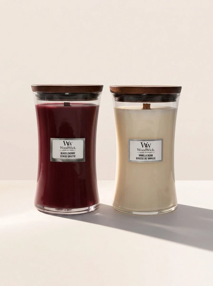 WoodWick [Bundle] Hourglass Black Cherry Large Candle 609 g + Vanilla Bean Large Candle 610 g - Timglas - Visa 1