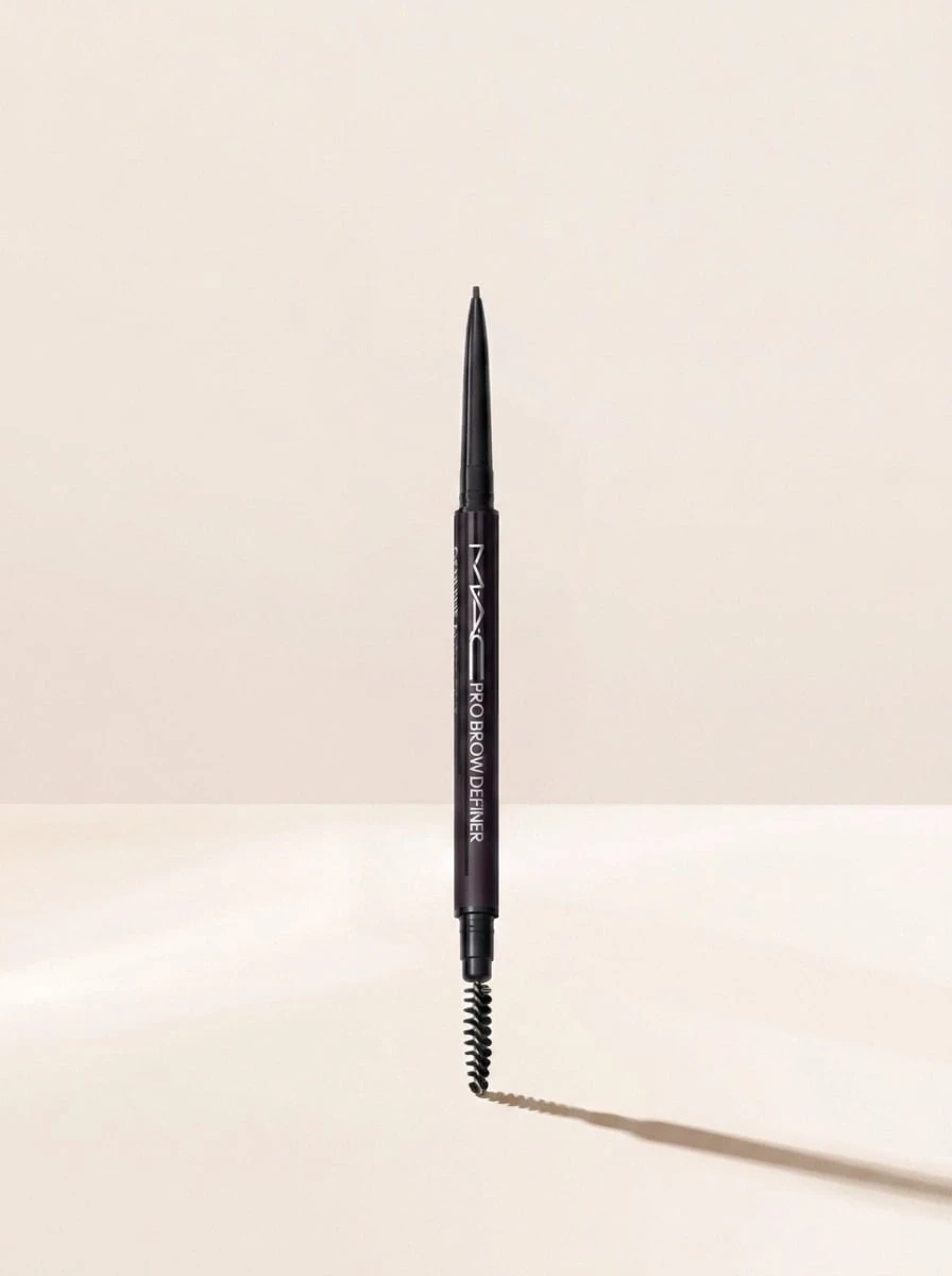 MAC Pro Brow Definer Genuine Aubergine 0.3 G – Eyebrow Pencil, Ultra-Fine Tip, For Professional Makeup Artists, Aubergine, Suitable For Daily Makeup Routine - Genuine Aubergine - View 1