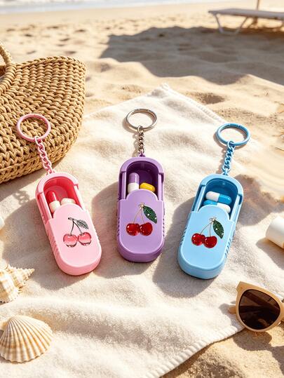 Porte-clés boîte à pilules mini cerise, étui à pilules portable à couvercle coulissant, boîte de rangement pour vitamines, boîte de médicaments d'urgence, charm de sac mignon style Y2K, style coquette, accessoire de mini sac, essentiel pour dortoir universitaire. Peut être attaché aux sacs à main, sacs à dos, clés et sacs de voyage, convient pour les voyages, les vacances à la plage, les croisières, l'école, le bureau, le camping et l'utilisation quotidienne. Cadeau parfait pour la rentrée scolaire, la remise des diplômes, l'anniversaire, la fête des mères, la fête des enseignants, la Saint-Valentin, Noël et plus encore.